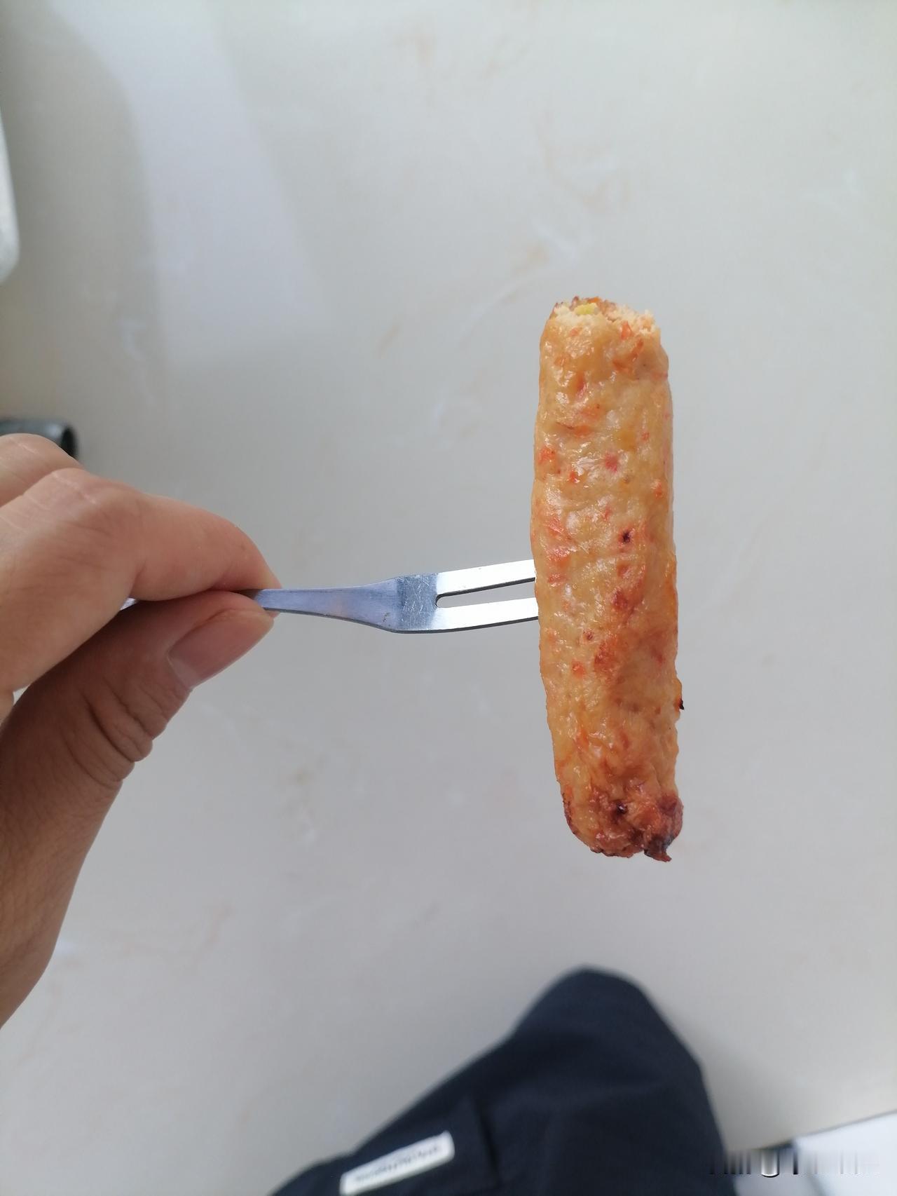 昨晚做了一点点香肠，这个是鸡肉鲜虾的。冰箱里还有猪肉和牛肉的。帮别人带一个月
