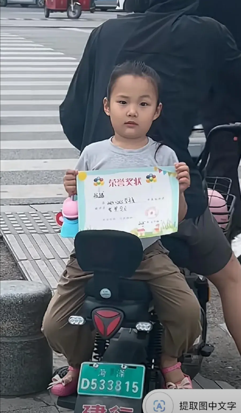 这小孩调皮火到人民日报了！不是因为她很乖，也不是因为她很可爱，也是因为她拿了