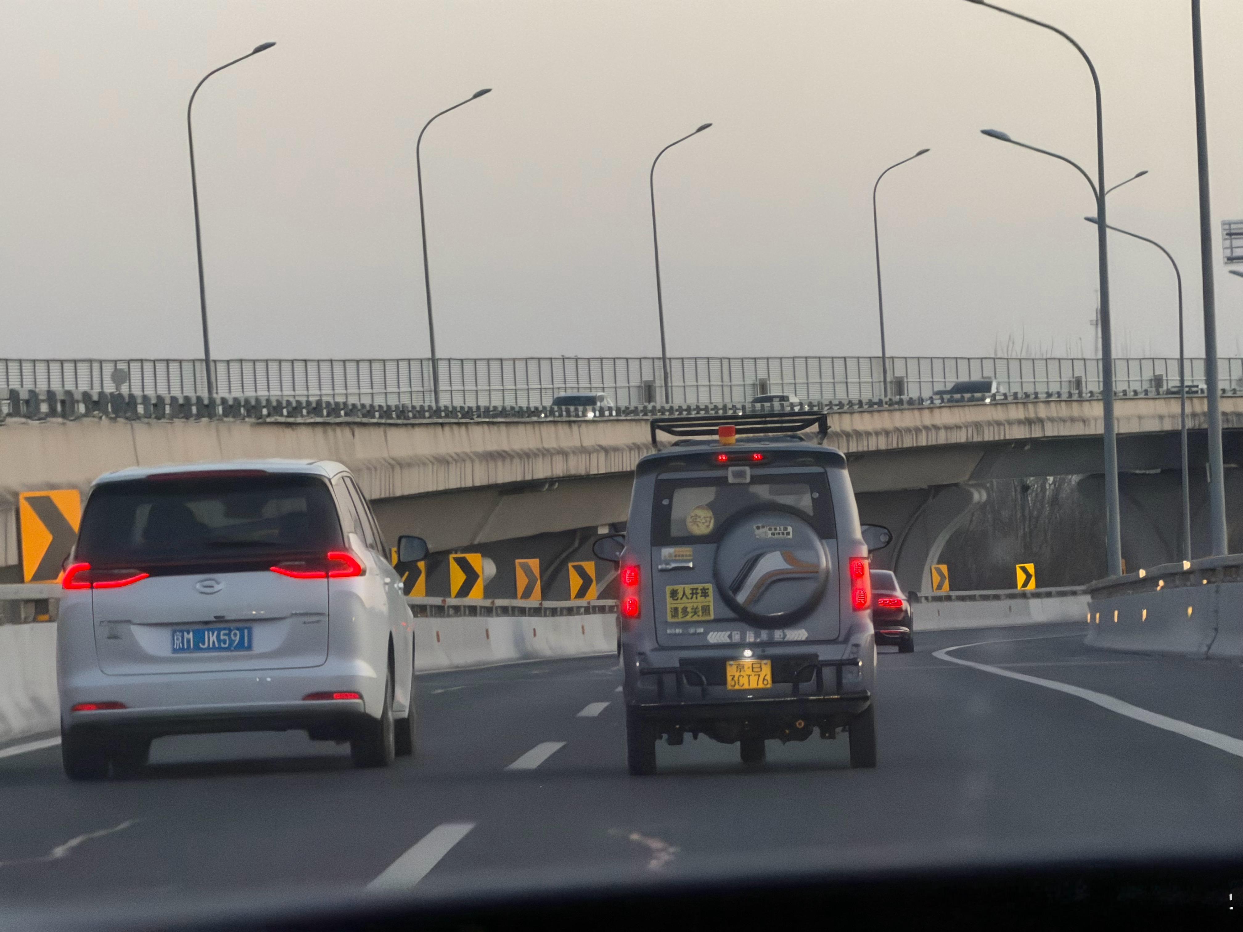 京密高速怀柔进京方向今天遇到两尊神一个老头乐三轮摩托车就这么在高速行驶所有车超车