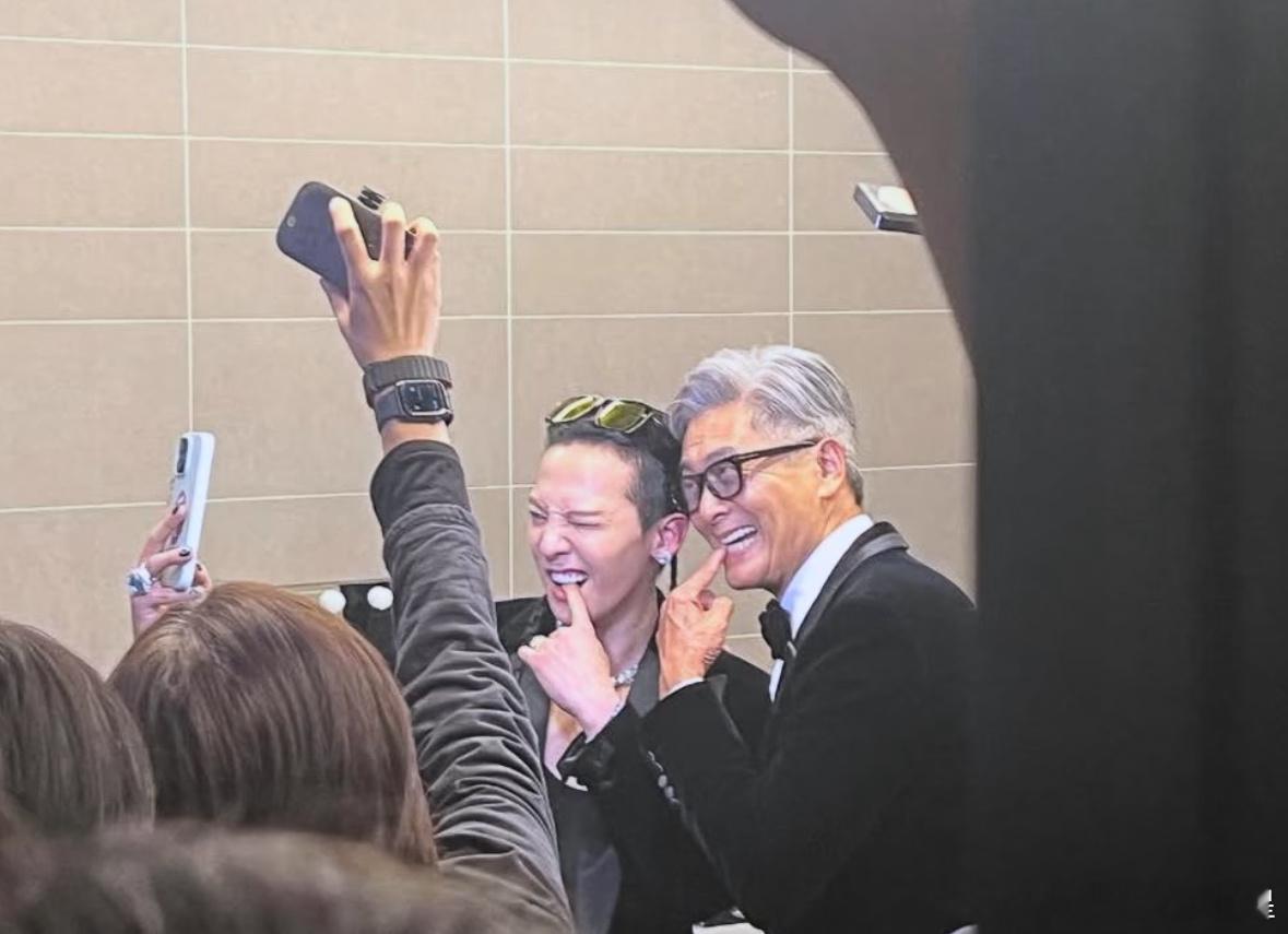 原来周润发权志龙在香港mama的后台还合照了周润发权志龙后台合照周润发权志龙咬手