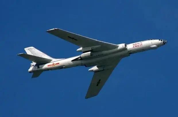 1990年4月24日，西北上空，一架经过特殊改装的轰-6轰炸机正轰鸣着刺破云层。
