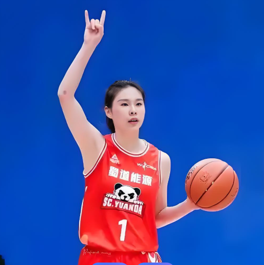 宫鲁鸣这次彻底把女篮的更衣室捅了个窟窿。最新名单里，李梦和王思雨的名字直接消失了