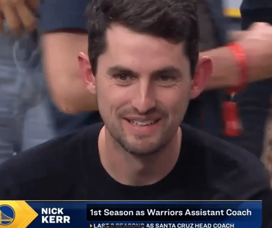 NBA季前赛，勇士主场129-123战胜开拓者。比赛期间，现场转播方将镜头对准
