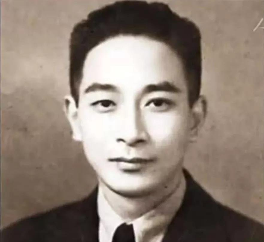 1943年，103岁的虚云老和尚和20多岁的南怀瑾，一起暗夜走山路。南怀瑾想扶虚