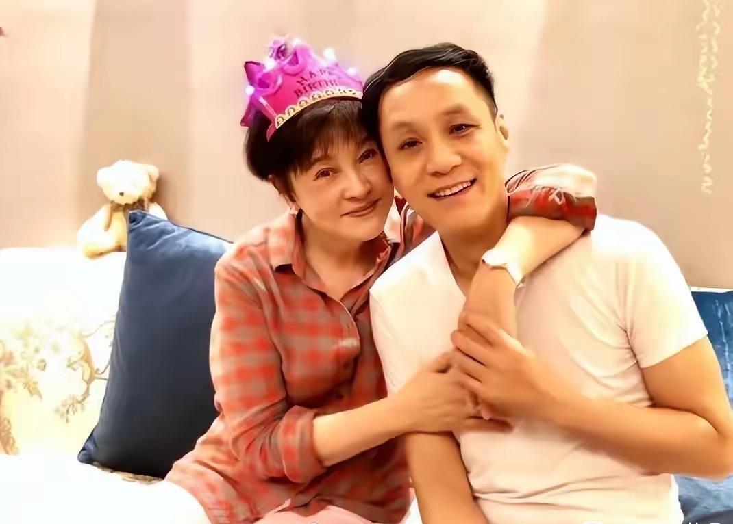梁丹妮对冯远征的爱是伟大的！冯远征一句“后悔丁克了”，梁丹妮二话不说，一个人跑
