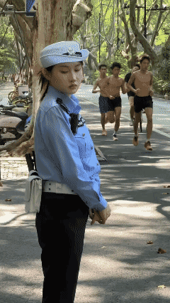当警官看到一队光膀子帅哥跑过，不好意思地转过头去