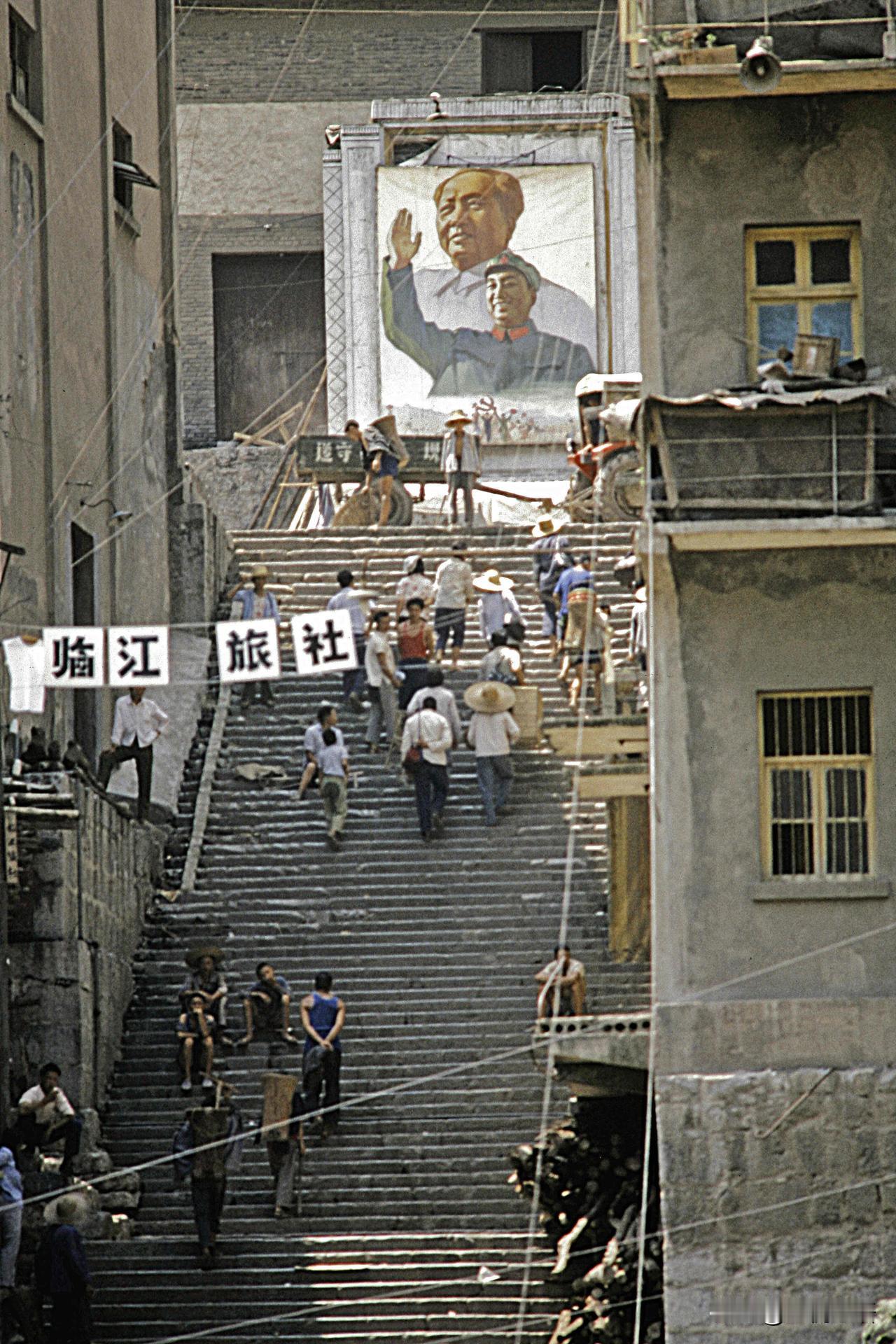 1980年的长江边，渡船晃悠悠，江水拍岸。竹椅上坐着抽烟的大爷。岸边有人洗