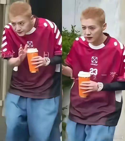 捡到了鹿晗的两张驼背图，粉丝解释称这是腰伤导致的，十几年了。​​​
