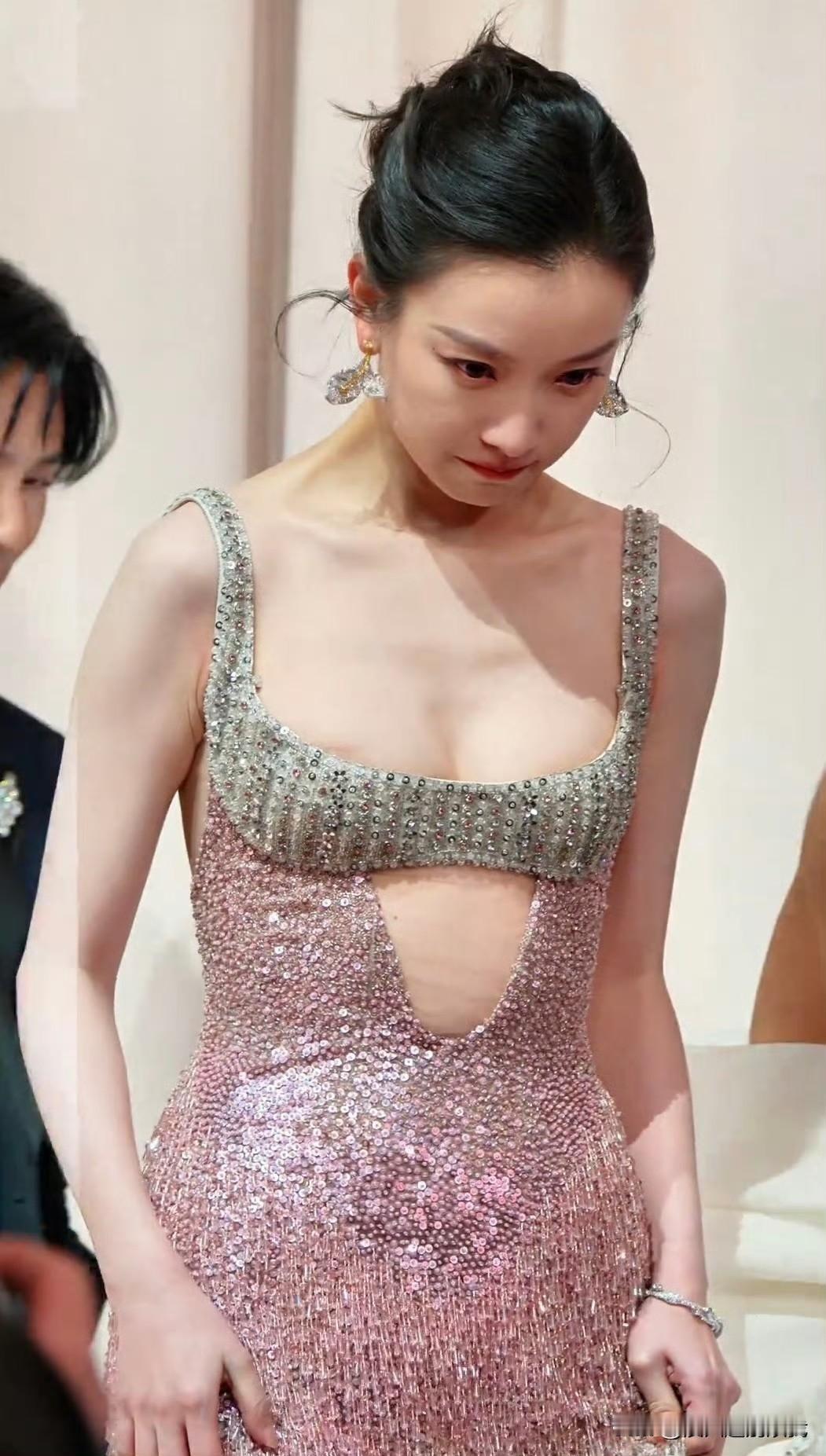 倪妮这妆容真的太适合她了，简直就是水蜜桃本人啊！