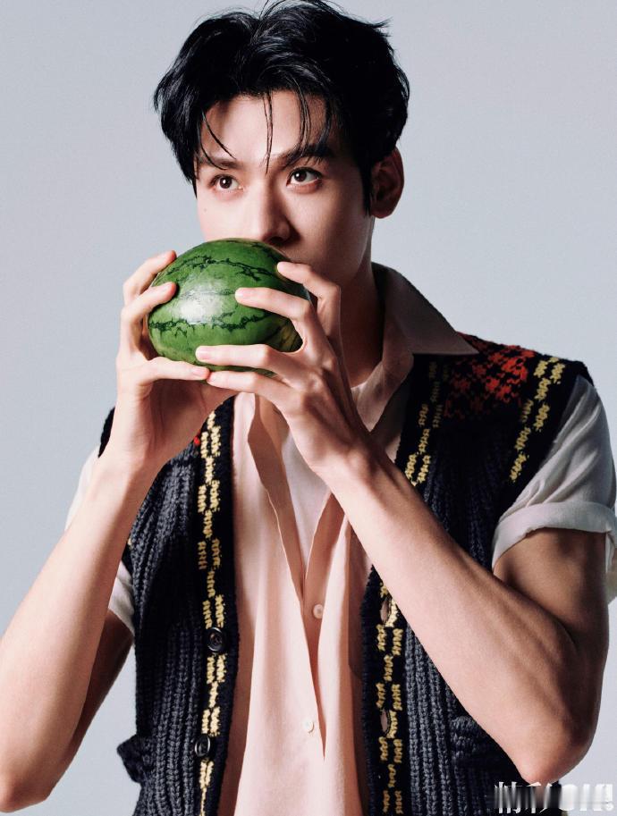 天生模特👏龚俊精彩OK创刊十四周年刊三封面来了！时尚icon的权威谁懂，什么风