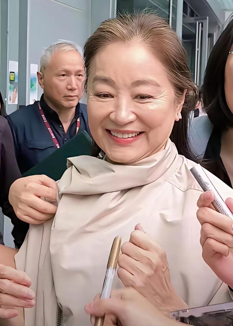 七十多岁的林青霞和刘晓庆比，谁更显得年轻。