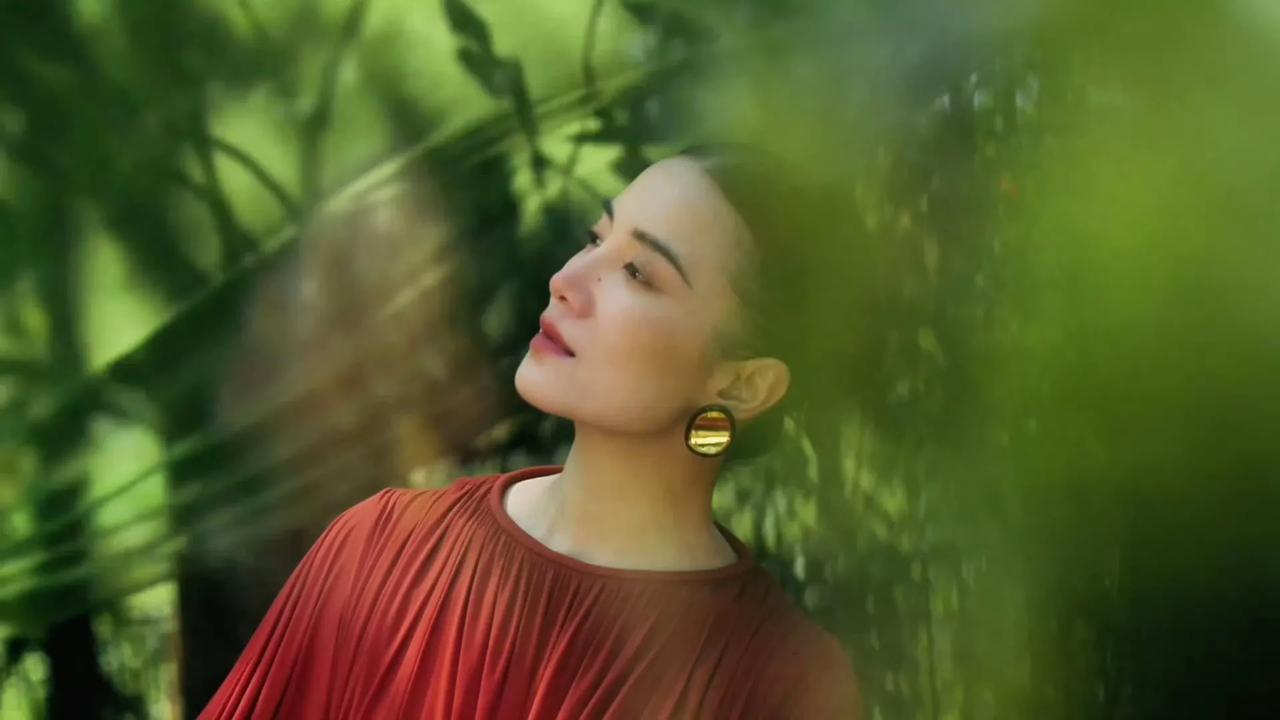 以前是真没get到宋佳的妙处，只盯着她演得好，如今才咂摸出中女那股子醇厚的美。你