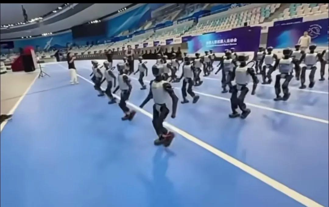 未来已来！500+人形机器人北京上演科技奥运会，AI足球赛引爆全网！