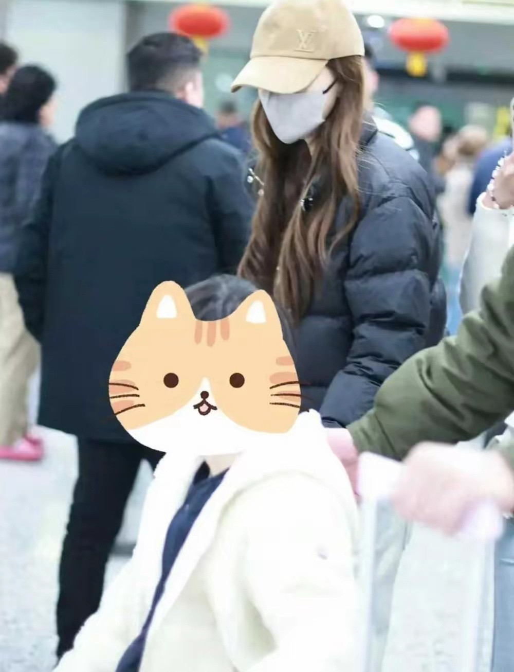 杨颖带小海绵回上海过年！全身奢侈品价格超15W，手腕戴满金手串