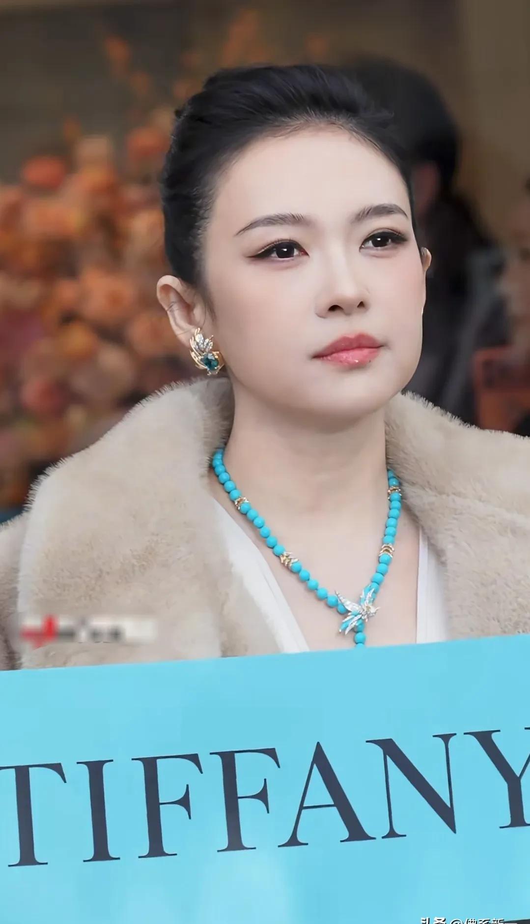 47岁的章子怡，在蒂芙尼晚宴上，面对张若昀的敬酒，竟开心地摇头晃脑，脸颊圆润，那