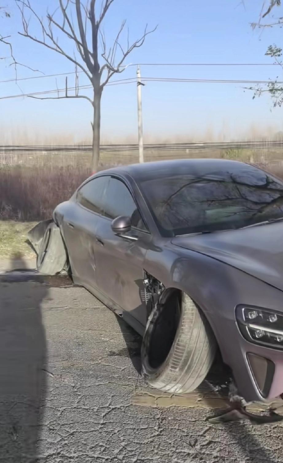 河南，网友发视频称:刚出生没几天的某米速七小车就这么崴脚了，而且一崴就崴了两个，