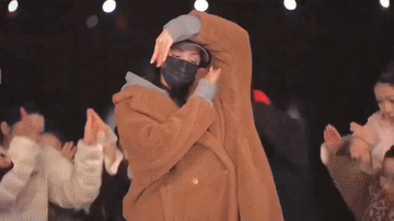 迪丽热巴是怎么做到穿的那么厚重却看起来还是那么轻盈灵动的？穿了厚厚的外套，肥大的