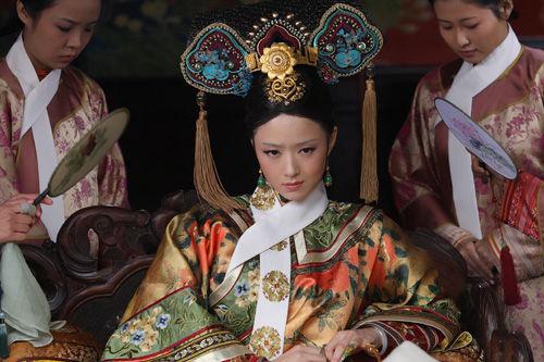 蒋欣明明活脱脱就是王熙凤最佳人选。你看《甄嬛传》里蒋欣的华妃嬉笑怒骂，插科打诨，