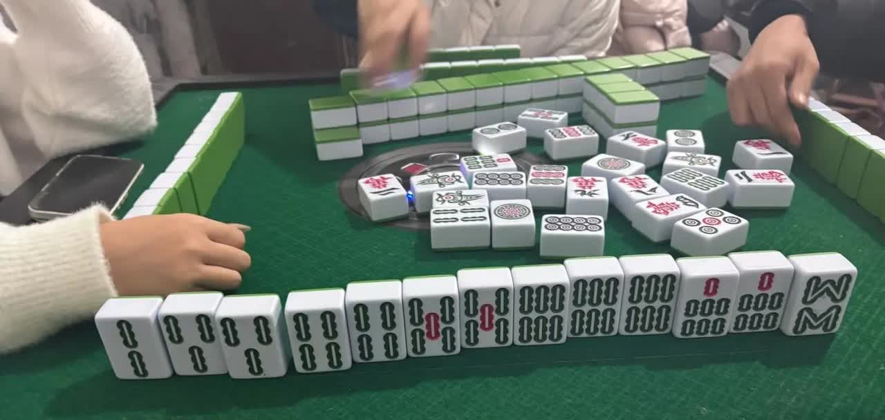 朋友打牌，第一次抓到这种牌，看了半天也没确定胡什么，有没有人告诉他这手牌胡什么呀