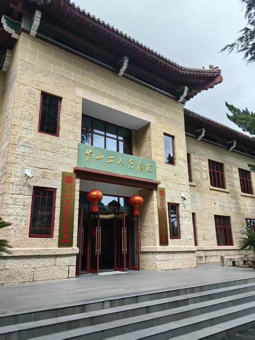 这个五一，我被一群年轻人整不会了。他们不去追网红民宿，不去挤几千一晚的海景房