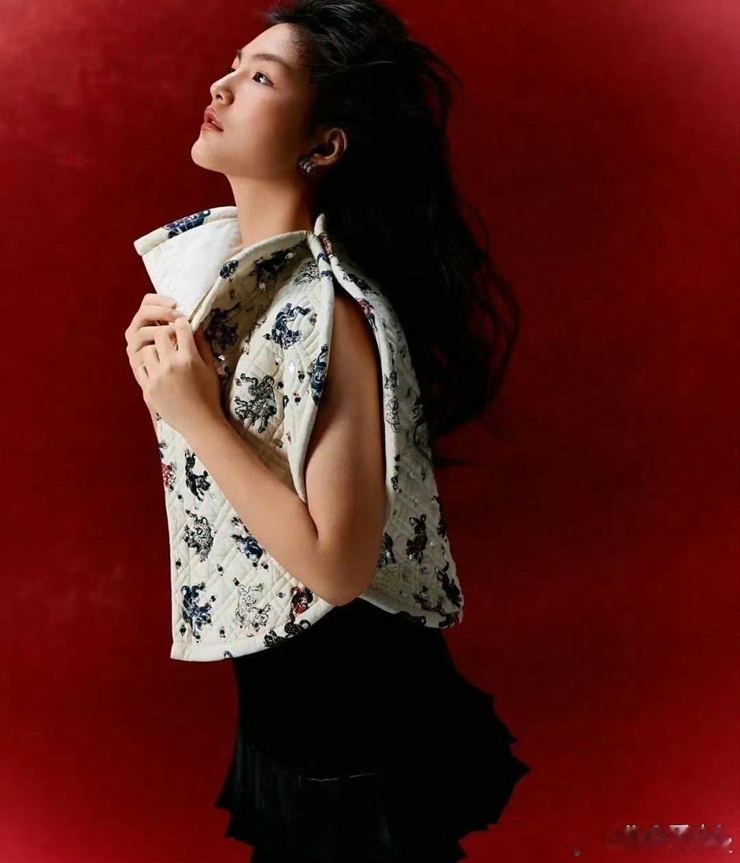 王诗龄太棒啦！这衣服穿得比一线女星模特还出彩，和平时公主样反差超大！​​​