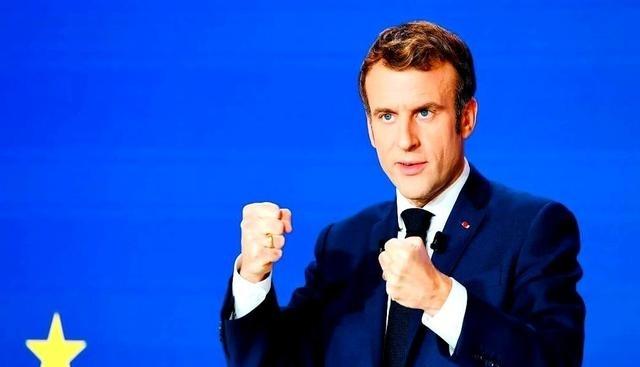 法国总统马克龙，当着全球两百多位大使和媒体的面，用一种近乎砸场子的力度，炮轰了他
