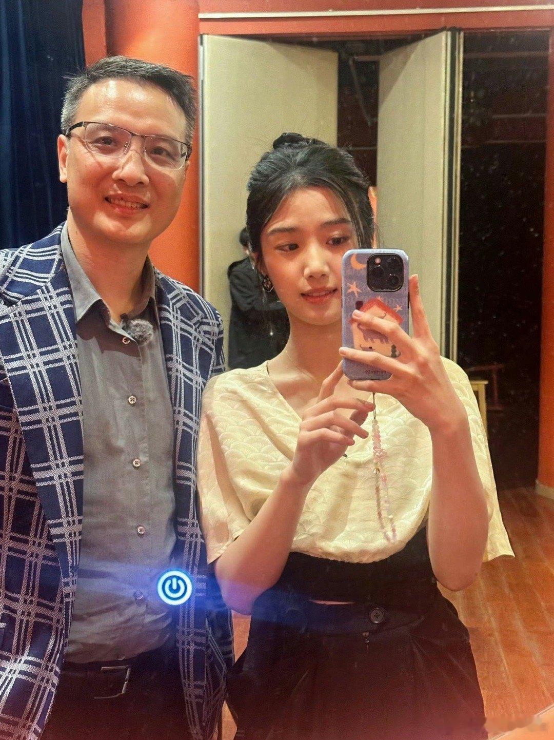 卢昱晓在爱中长大的昱晓有一种豪门精选的感觉，身家清白，家境优越，父母都
