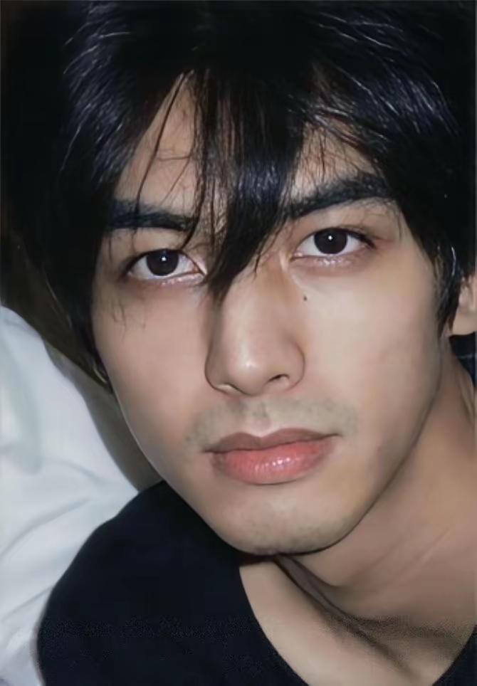 宋威龙出道近十年，可谓一路起起伏伏。他有着顶级骨相建模脸、185cm男模身材，连