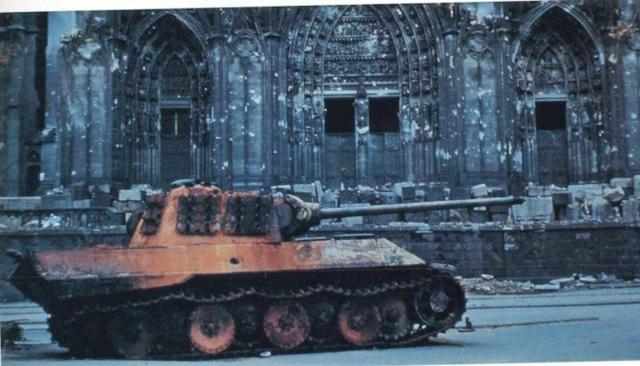 二战经典名场面，著名的德国科隆大教堂门前一辆烧的像只红焖大虾的豹式坦克。