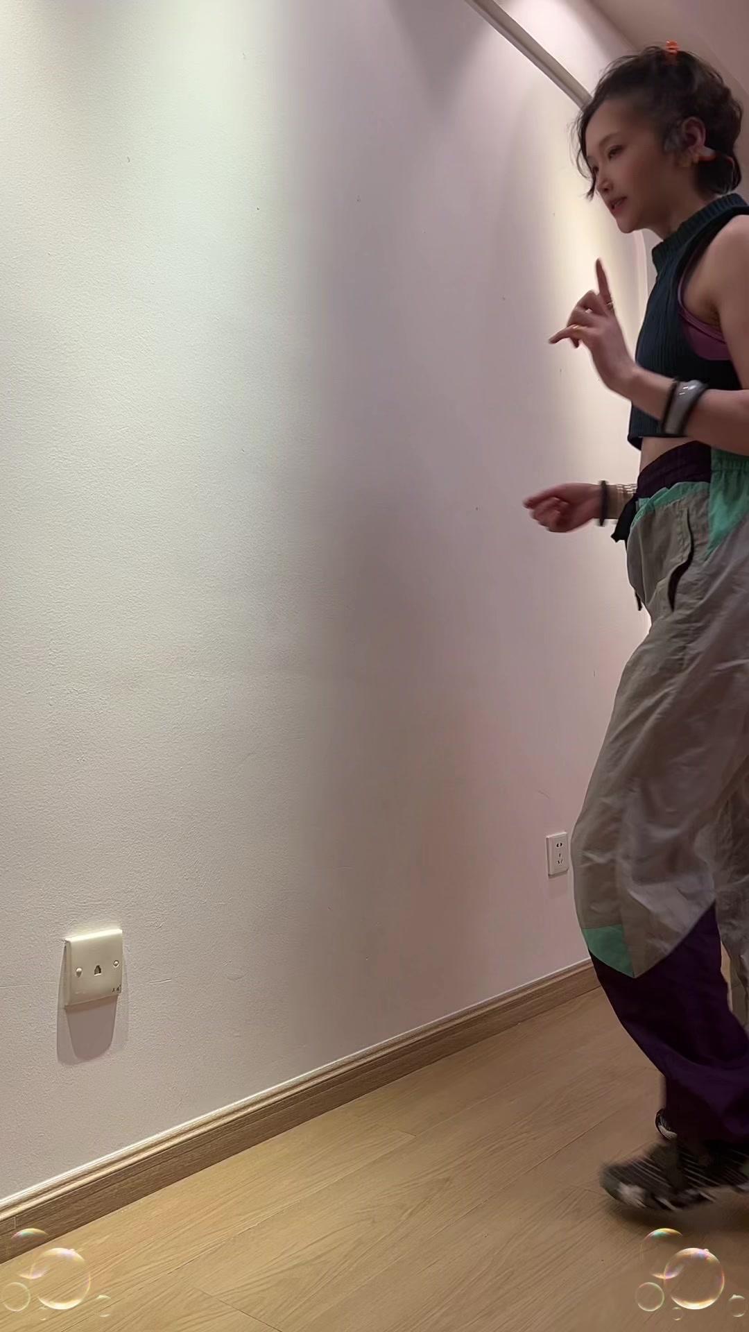 最近压力大到喘不过气？分享个不用器械、一面墙就能练的动作，胸椎灵活度提升超明显，