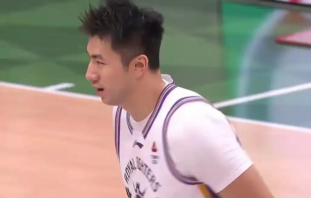 北控输球夜，第四节全华班竟把卫冕冠军打懵了8分。张庆鹏在更衣室拍着战术板：