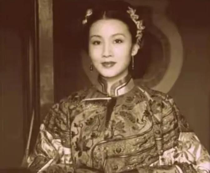 1915年冬，袁世凯还没有登基，自家后院先闹了起来，妻妾们为了争当皇后吵得不可开