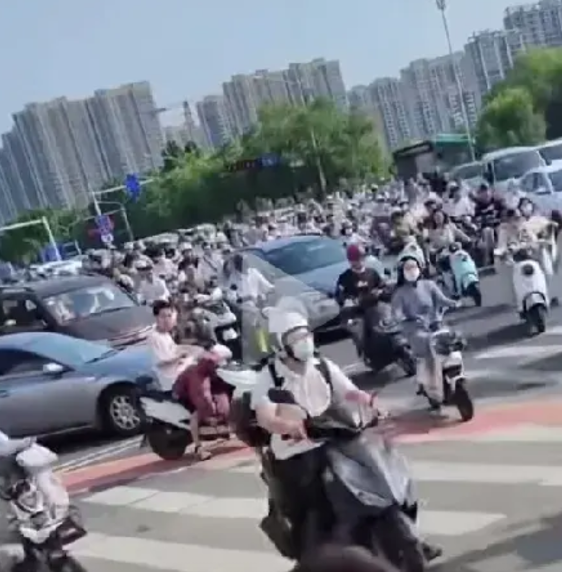 7月1号，西安电动车大于55公斤的一律被视为机动车，必须上机动车拍照，交保险。那