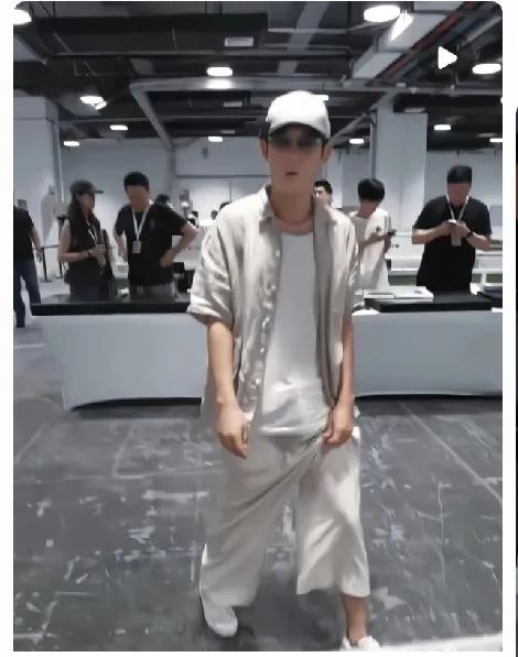 迄今为止，还没有一个比他潮的港星，刘德华不行，谢霆锋也不行！