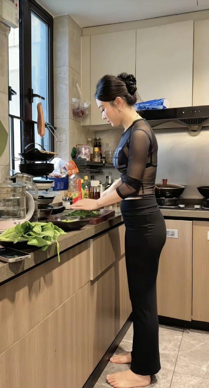 穿起这样做饭，哪放得开手脚啊？