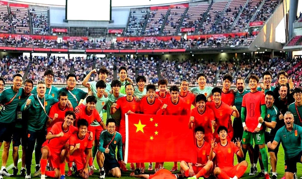 国足亚运队一张合影引发全网猜谜：吴曦、张玉宁、朱辰杰三个超龄老将站着，战术核心王钰栋也只敢乖乖坐在地