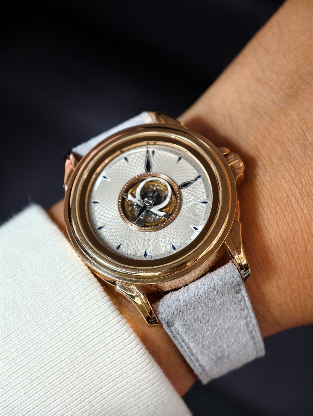 wotd：小欧小欧！有史以来第一款中置陀飞轮，1994年欧米茄的开山立派之作，后