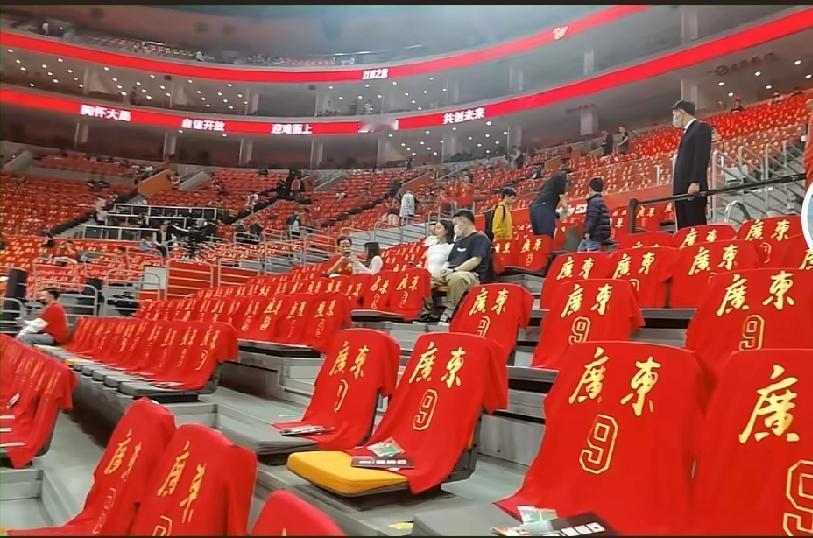 东莞篮球中心都是易建联红色球衣，广东踩场放进大量球迷，抖音让CBA完全庸俗化吗？