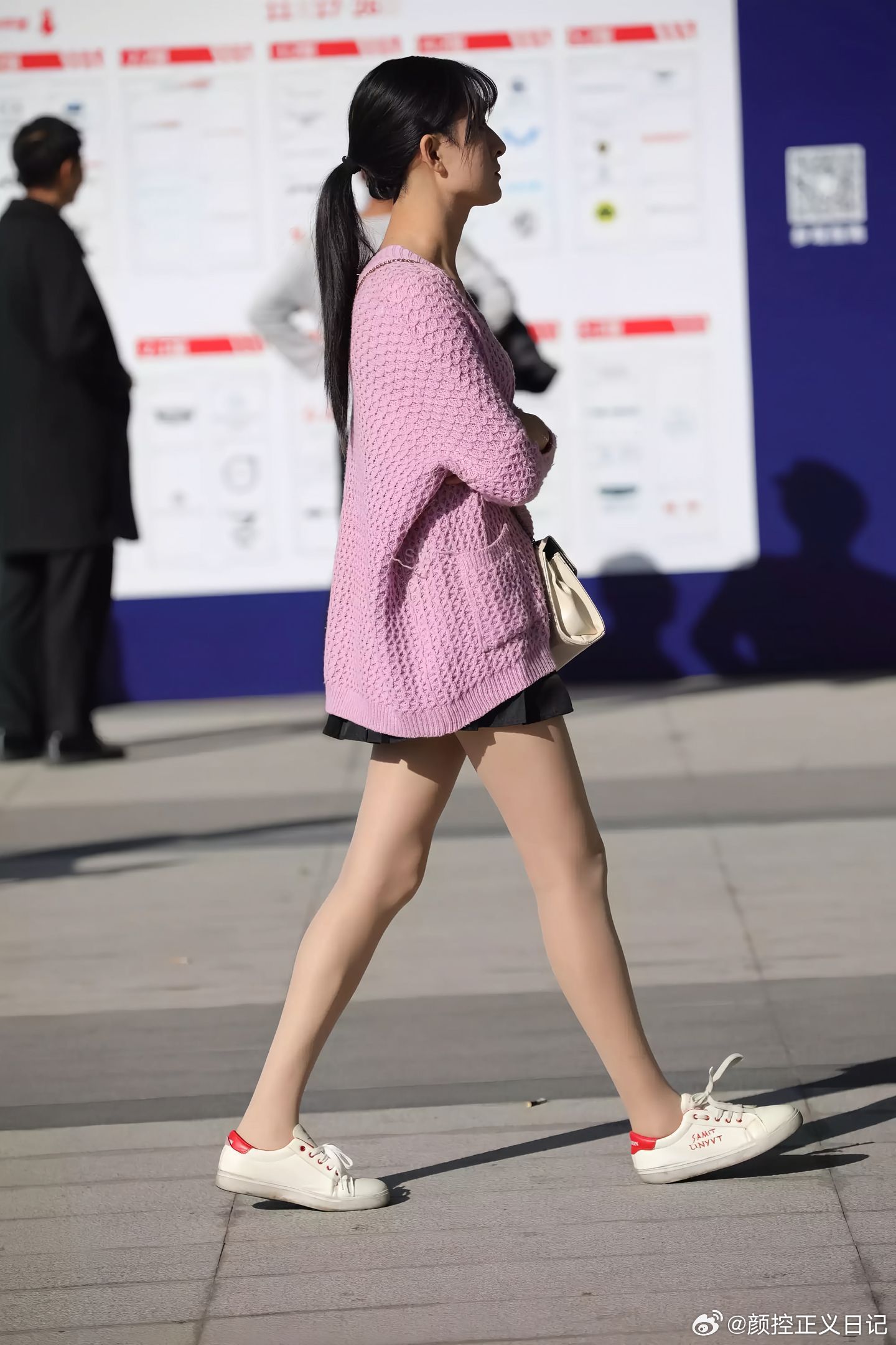 街拍超喜欢这种穿搭美女绘梦长廊