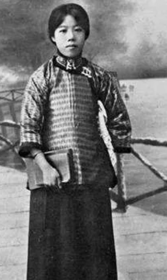 1927年，邓颖超到了预产期，孩子有九斤多，远超正常标准。邓颖超生了三天三夜都没