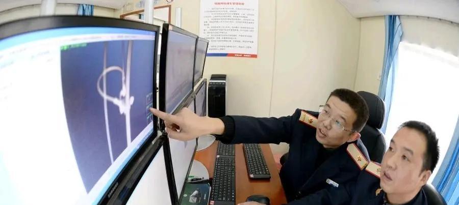 2026世界机器人大会上，仿生半身机器人眨眼、转眼球，神态无限逼近真人，视频刷屏