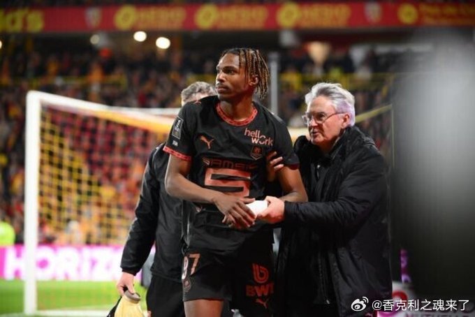 雷恩新任主教练海斯关于雅凯的伤势时表示：“我目前还不清楚具体情况，他正在接受治疗