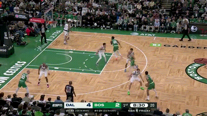 在今天凯尔特人主场迎战独行侠的比赛中，发生了特别激动人心的一刻。当时比赛进行到了