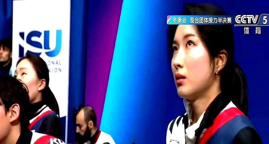 刚滑过终点，裁判就把她们的滑雪板收走，当场宣布成绩作废。韩国队这次冬奥会，脸丢大
