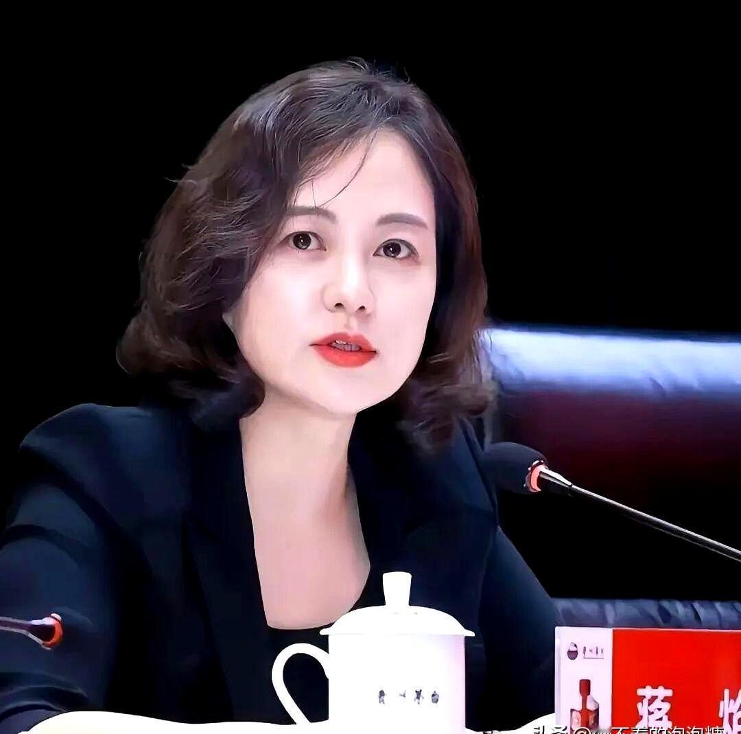 47岁的蒋焰，被热议的不是她的财报，而是她的脸。一份公开的履历旁，总跟着几张