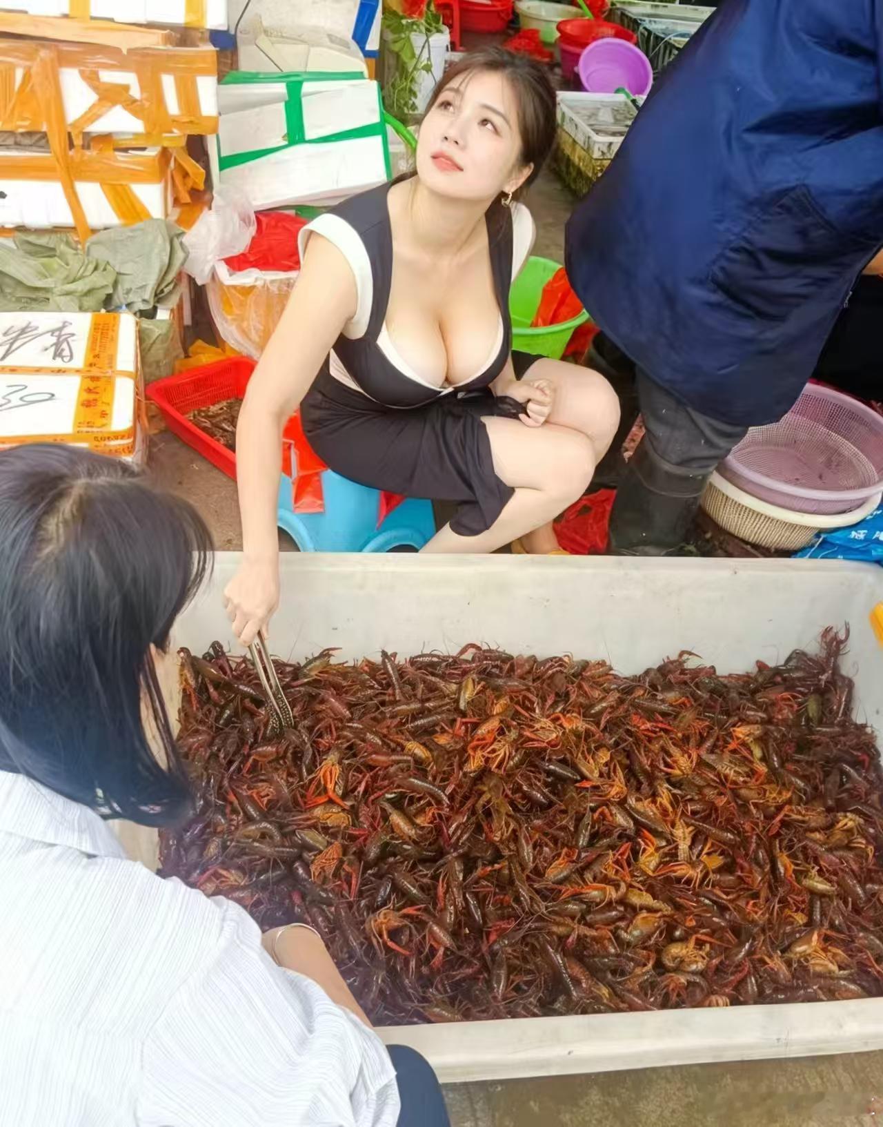 营销要讲策略，小龙虾卖的快全靠美女可爱来出彩！