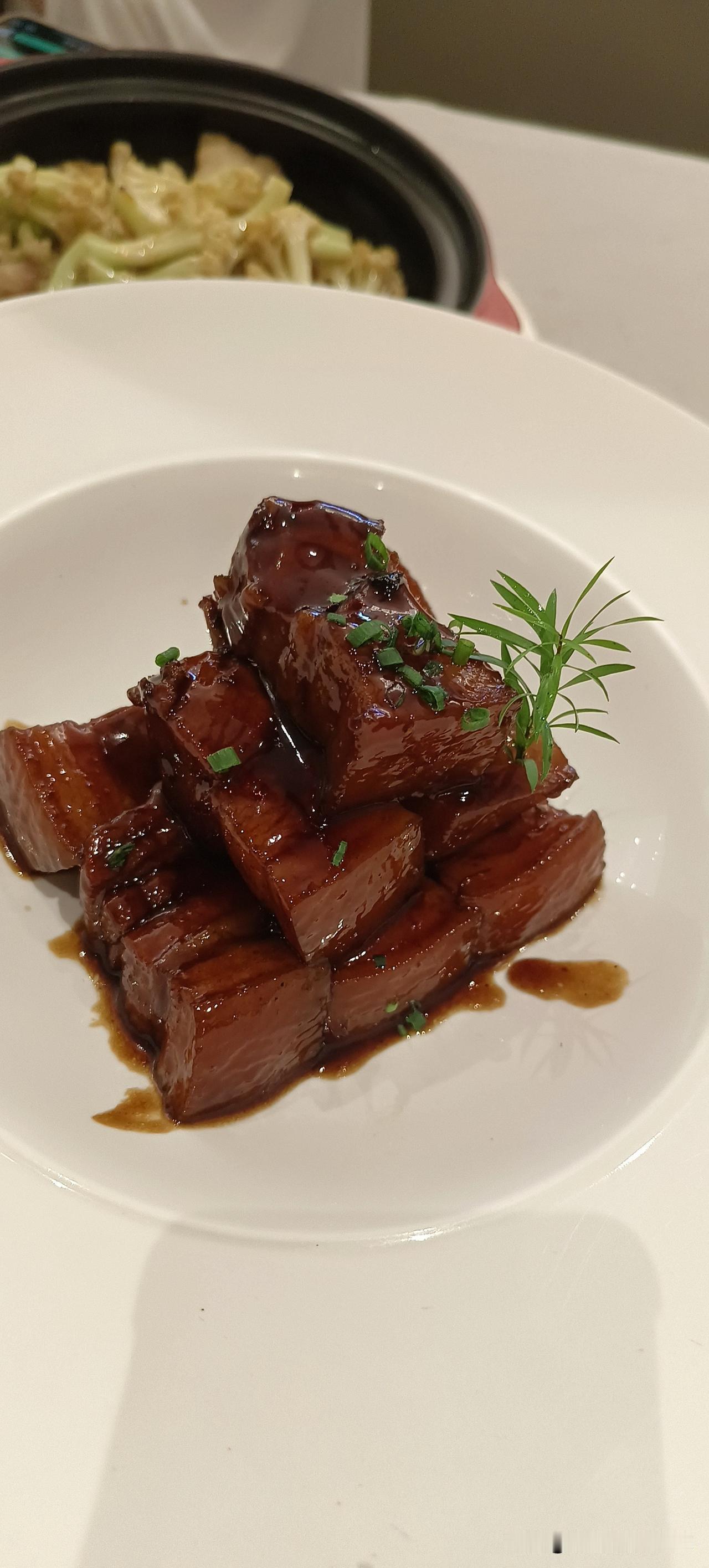 这是上海外滩一家没有名饭店里的红烧肉，这一份红烧肉的价格是98。就这么一盘普普