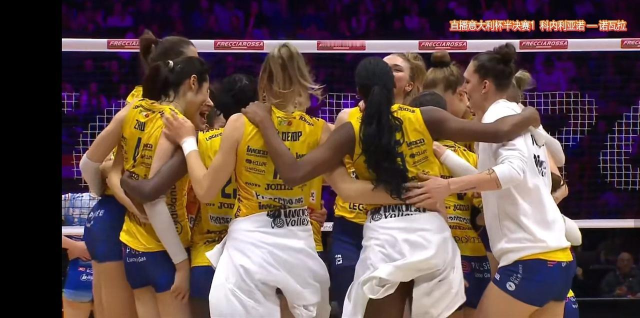 在今天凌晨结束的意大利杯女排半决赛的一场比赛中，朱婷效力的科内利亚诺直落3局战胜