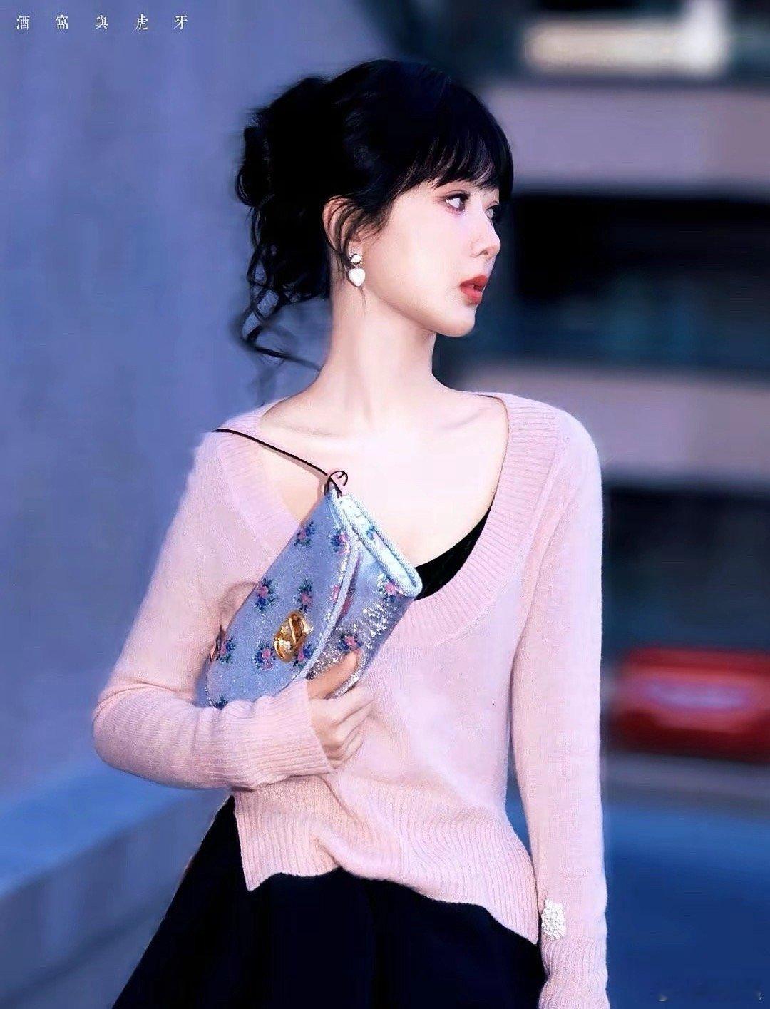 杨紫这是要全面开挂了啊。好家伙，最近那套粉色造型的大片直接刷屏，灵感来自春日樱花