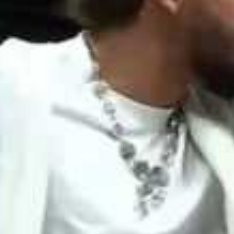 北京时间3月3日，在奇才主场对阵火箭的比赛，第三节后半段因伤休战的特雷-杨在场下